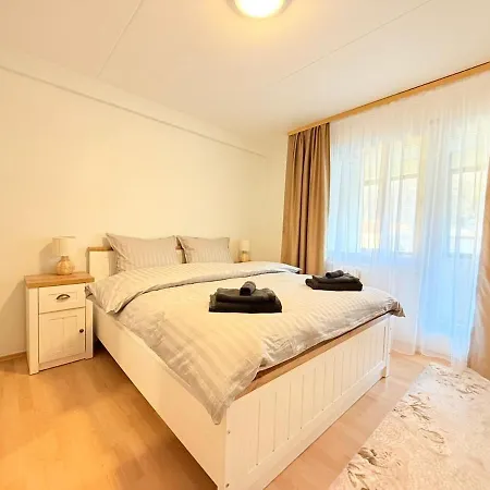 Апартаменты Center 3 Bedrooms Free Parking