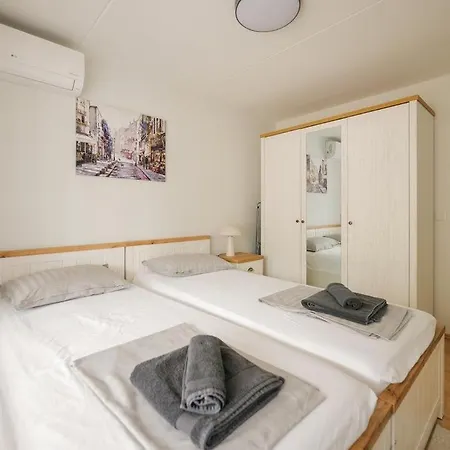 Center 3 Bedrooms Free Parking Сараево