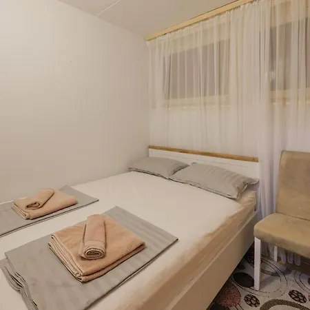 Апартаменты Center 3 Bedrooms Free Parking