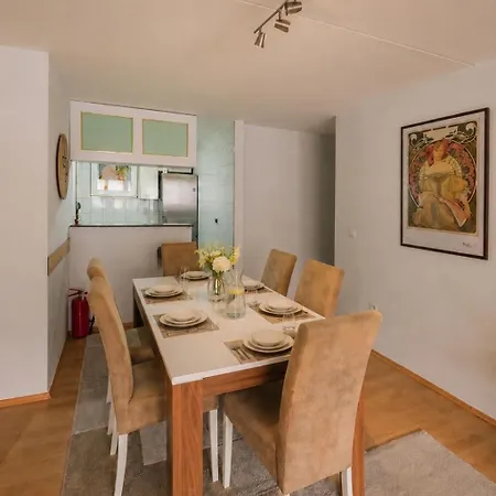 Center 3 Bedrooms Free Parking *